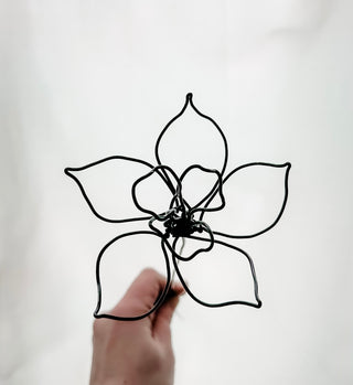 daffodil daffodils daffodil flower stem wire metal floral flowers wedding faux plants leaves persevered wedding bouquet forver flowers unique gifts for moms and flower lovers birth month gifts handmade small business curved leaf custom fake wedding  march Pisces zodiac gifts minimalist dopamine decor made in America tabletop tablescape ideas houseplants leaves leaf decorations dried floral aluminum steel cute pretty flowers custom colors one-of-a-kind affordable fake flowers artificial fall